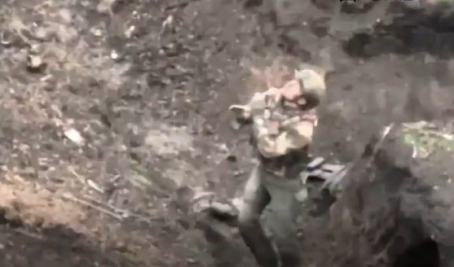RUSKI VOJNIK SPAS PRONAŠAO KOD NEPRIJATELJA! Ukrajinci objavili snimak! On pratio dron dok su saborci za njim ispaljivali kišu metaka (VIDEO)