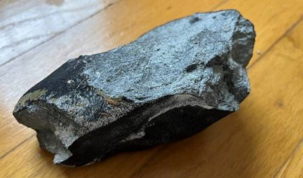 "KADA SAM GA UZELA U RUKE, BIO JE JOŠ TOPAO"! Meteorit pogodio kuću u SAD i probio krov (VIDEO)