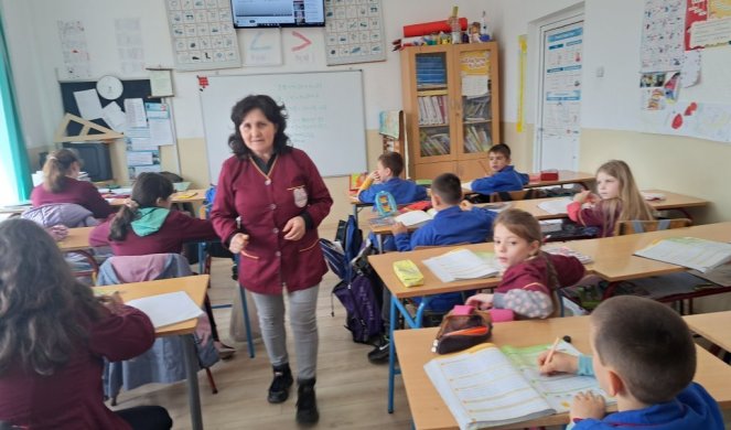 Škole u Srbiji dobiće himnu, uniformu i grb?! I dok nastavnici podržavaju ovu odluku, roditelji besni