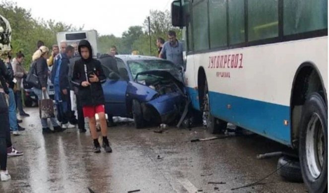 STRAVIČAN SUDAR KOD KRUŠEVCA! Automobil podleteo pod autobus