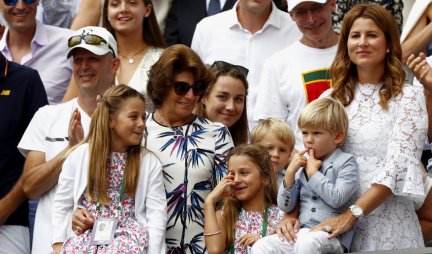 OVAKO SU IZGLEDALI PRE 6 GODINA, A DA IH VIDITE SADA! Federerove devojčice "pljunuti" tata, a dečkići... (FOTO)