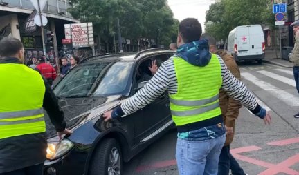 INCIDENT NA PROTESTU! Opozicionari blokirali saobraćaj, pokušali da spreče vozača da prođe... (VIDEO)