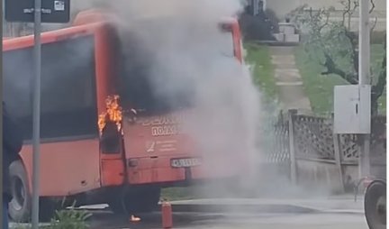 (VIDEO) ZAPALIO SE AUTOBUS U KRUŠEVCU! Vozači pokušali da ugase požar PP aparatom