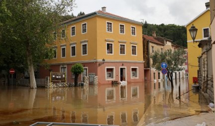 HRVATI SE SPEMAJU ZA VRH VODENOG TALASA! Iz Slovenije dolazi ogromna količina vode, kritično u Karlovcu, raste Sava u Zagrebu!