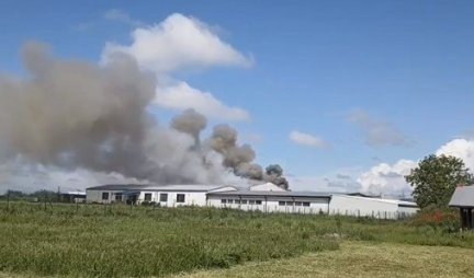 PRVI SNIMCI POŽARA U RUMI! Vatra zahvatila i krov fabrike - vatrogasci se bore sa vatrenom stihijom (VIDEO)