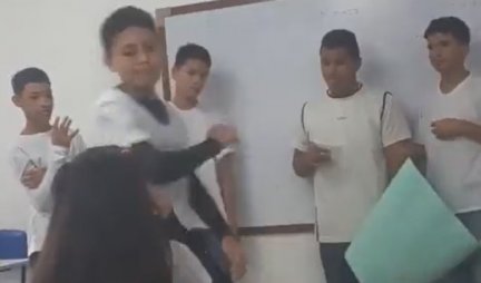 IZBO DRUGARICU IZ RAZREDA USRED ČASA! Horor snimak iz škole, učenici jedva uspeli da ga odvoje (VIDEO)