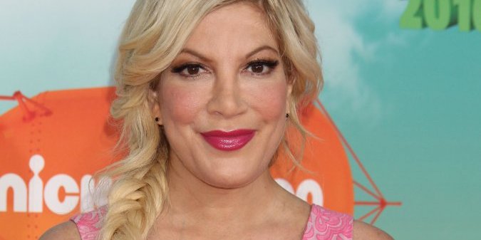 Tori Speling je toliko napumpala usta da ne može da ih koristi! Nekadašnja tinejdžerska zvezda ne liči na sebe (FOTO)