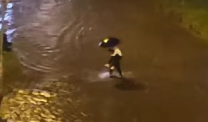 USRED POTOPA DESIO SE KAVALJER! Ovako je policajac spasao ženu iz poplavljene ulice (VIDEO)