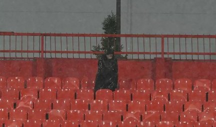 Toša Voša prkosio nevremenu na istoku stadiona "Karađorđe“!