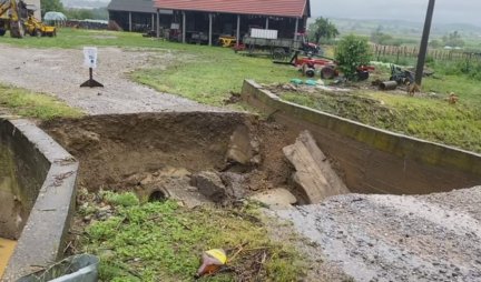 HAOS U KOCELJEVI!  Voda srušila most, prodrla u kuće, uništila plastenike (VIDEO)