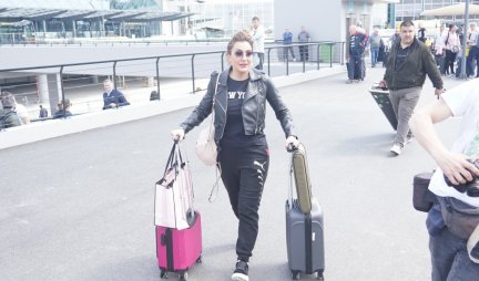 PAPRACAO! SANDRA, NAĐI DEČKA DA TI VUČE KOFERE! Pevačica se muči s torbama na aerodromu (FOTO)