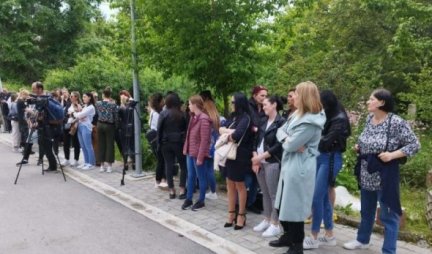 Grupa žena iz Severne Mitrovice okupila se ispred zgrade opštine u znak protesta protiv Kurtijeve "demokratije" MIRAN PROTEST SRPKINJA NA KIM! (FOTO)
