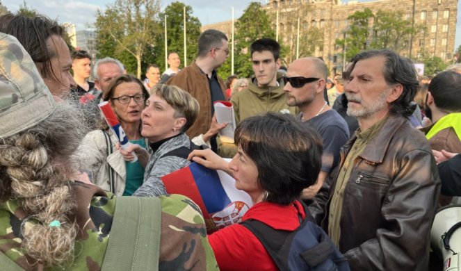 PALA MASKA LAŽNO ZABRINUTIH ZA UBISTVA DECE, JEDINA MERA IM JE: "VUČIĆU, PEDERU!"