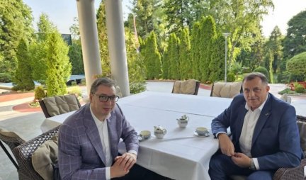 TAČNO JE 5, VREME JE ZA ČAJ! Vučić objavio fotografiju sa Dodikom, komentarom sve oduševio!
