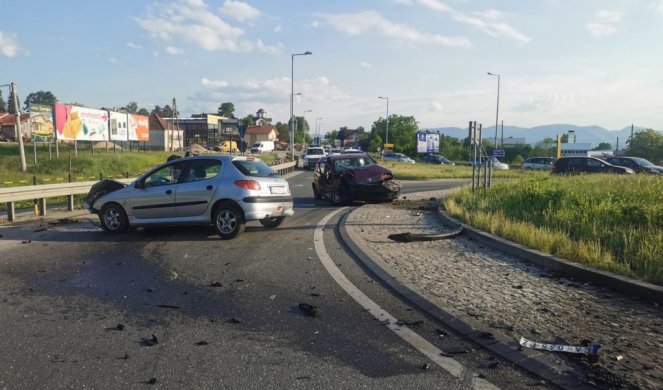 UŠAO U KRUŽNI TOK U KONTRASMERU, IZAZVAO DIREKTAN SUDAR! Oba vozača povređena u nesreći prevezena u Opštu bolnicu (FOTO)