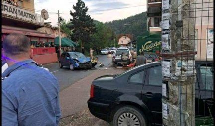 JEDAN MLADIĆ POGINUO, DRUGI TEŠKO POVREĐEN: Motor naleteo na automobil u selu Rudna Glava