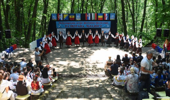 FESTIVAL POSVEĆEN DECI IZ GRAČANICE! U omladinskom kampu na Fruškoj gori upoznaju se najmlađi iz čitavog regiona (FOTO)