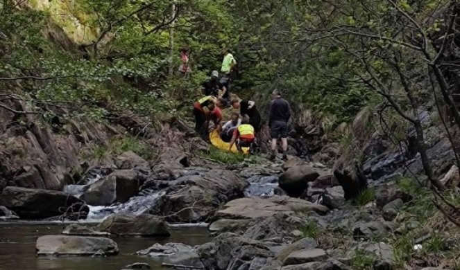 SPASIOCI UČINILI NEMOGUĆE! Evo kako su povređenu ženu izvukli iz kanjona Crne reke - 12 SATI trajala akcija! (FOTO)