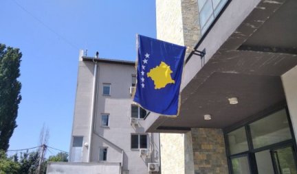 Nova zastava lažne države "Kosovo" osvanula na zgradi opštine u Severnoj Mitrovici