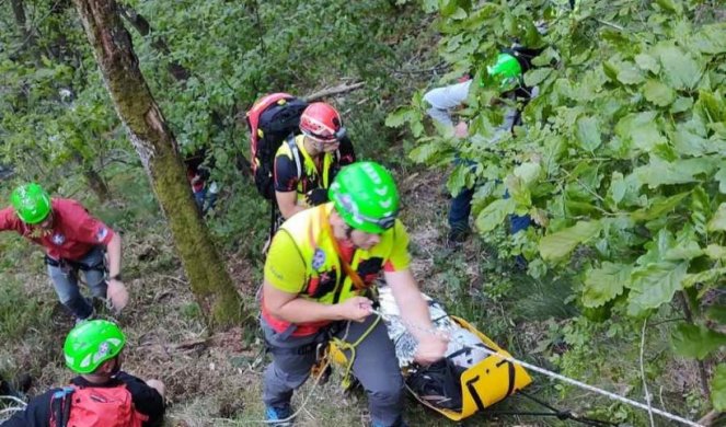 DRAMATIČNO, POGLEDAJTE AKCIJU GSS: Pronašli ženu u hladnoj vodi Crne reke - teren nepristupačan, a signala nema! (FOTO, VIDEO)