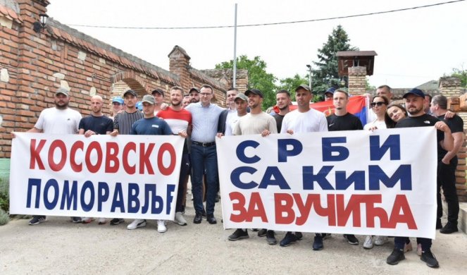 Petković u selu Orešac sa herojima koji peške idu u Beograd: Ovi naši veliki ljudinam daju snagu da pokažemo koliko smo jedinstveni! (FOTO)