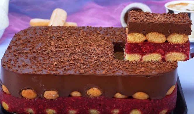 NEODOLJIVA VOĆNA TORTA SA PIŠKOTAMA! Lagana i sočna, a kombinacija malina i čokoladnog fila joj daje poseban ukus (VIDEO)