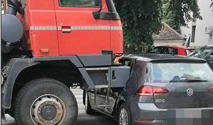 JEZIVA SCENA U CENTRU TOPOLE! Na raskrsnici kod pošte kamion urnisao automobil (FOTO)