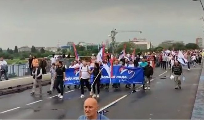 LJUDI SKANDIRAJU ACO SRBINE I ŽIVEO VUČIĆ NA BRANKOVOM MOSTU! Reka ljudi hrli ka platou Narodne Skupštine (VIDEO)