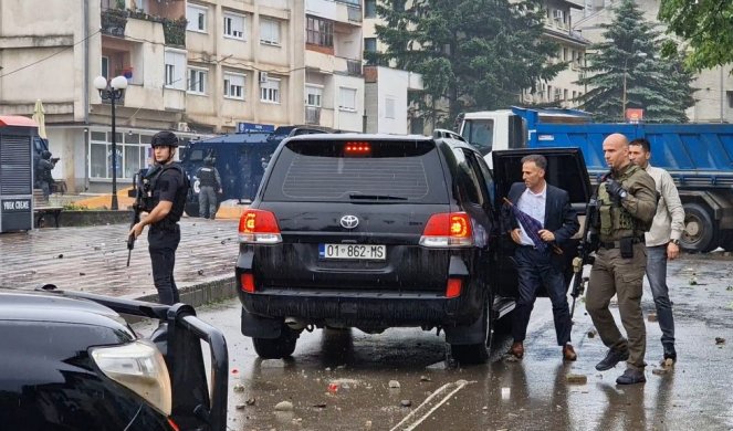 OKUPACIJA SEVERA KOSOVA NA DELU! Albanskog "gradonačelnika" specijalci doveli do zgrade opštine u Leposaviću!
