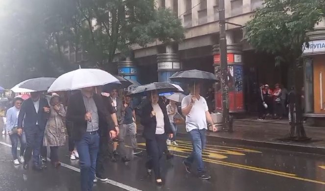 MINISTARKA DANICA GRUJIČIĆ DOLAZI NA SKUP "SRBIJA NADE"! Uprkos kiši, ministarka i veliki broj ljudi ide ka Narodnoj Skupštini (VIDEO)