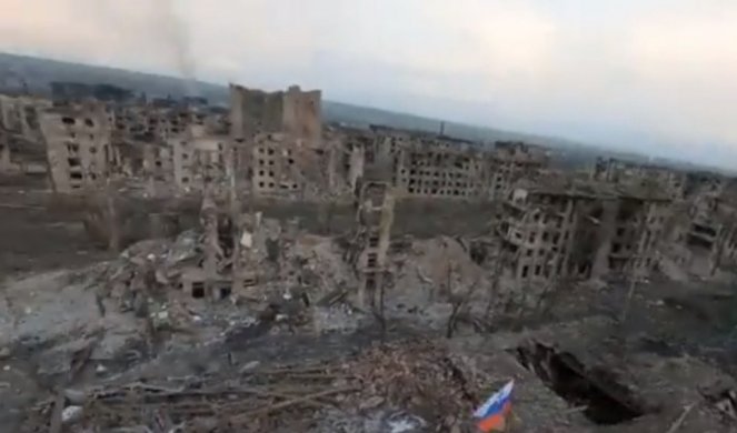 (VIDEO) DRON U BAHMUTU SNIMIO PRAVU RAZMERU UNIŠTENJA! Rusi objavili video i zgrozili čitav svet apokaliptičnim scenama iz grada!