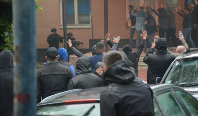 KURTIJEVE DUGE CEVI UPERENE U NENAORUŽANE SRBE! Potresna slika zabeležena juče ispred opštine Zvečan (FOTO)