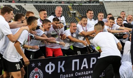 GROBARI POZDRAVILI ŠAMPIONE! Omladinci Partizana proslavili titulu
