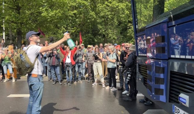 PROMOTERI BLOKADE SRBIJE BI DA SRBI NA KIM BUDU GLINENI GOLUBOVI KOJE ĆE KURTI DA HAPSI! Sram vas bilo željnici destabilizacije Srbije