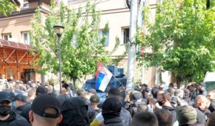 SRBE SA SEVERA KOSOVA NAZVAO KRIMINALCIMA! Ovako čovek koji vodi kampanju za rušenje vlasti u Srbiji vređa SRPSKI NAROD