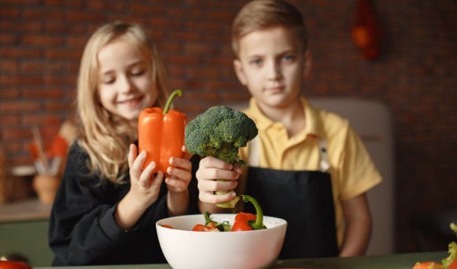 RODITELJI ĆE BITI PRESREĆNI! Evo kako da prevarite mališane da jedu povrće - tražiće vam JOŠ! (VIDEO)