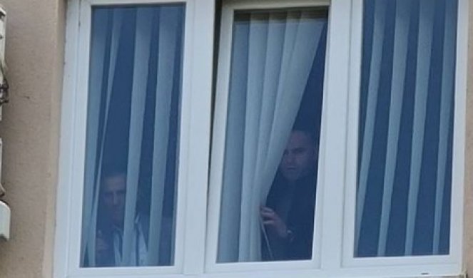 KURTIJEV OKUPATOR KAO MUNGOS! Novi "gradonačelnik" viri kroz zavesu i gleda okupljene Srbe! (FOTO)