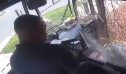 (VIDEO) KUDA SI POŠAO, ROĐAČE?! NEVEROVATAN SNIMAK IZ AUTOBUSA! Potegao pištolj na vozača, a onda se gorko pokajao!