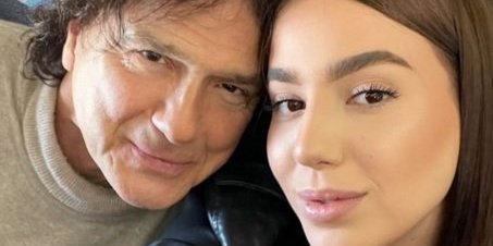 Čolina ćerka pokazala gole grudi: Una se raspištoljila, bujnim poprsjem mami uzdahe