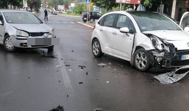 KARAMBOL U CENTRU TOPOLE: Vozač "golfa" izlazio sa parkinga, a onda se začuo prasak (FOTO)