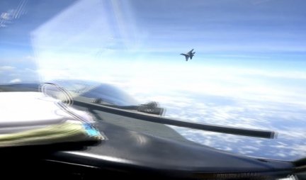(VIDEO) NEVEROVATAN SNIMAK! KINESKI LOVAC POŠTENO ZATRESAO AMERIKANCE! Moćni J-16 presreo avion Pentagona, drama iznad Južnog kineskog mora!