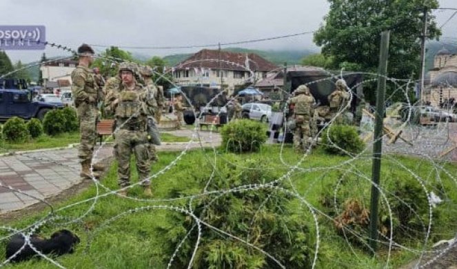 VELIKI BROJ SRBA I DANAS ISPRED OPŠTINE LEPOSAVIĆ! Kfor ojačao obruč bodljikavom žicom