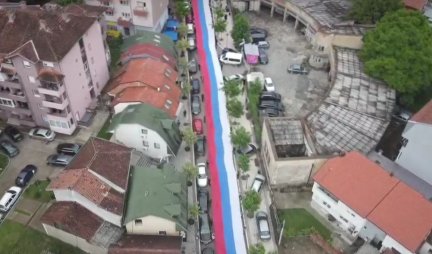 PRIZOR KOJI OSTAVLJA BEZ DAHA! Srbi u Zvečanu razvili trobojku dugu 250 metara (VIDEO)