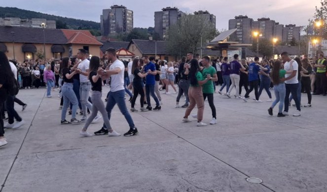OVAKAV POKLON ZA MATURU JOŠ NIKO NIJE DOBIO! Evo kako su đaci u Boru proslavili kraj srednje škole (FOTO/VIDEO)