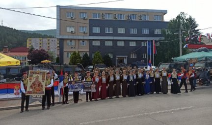 SRPSKE PESME I KOLO ISPRED KFORA I BODLJIKAVE ŽICE! Srbi u Leposaviću poslali snažnu poruku (VIDEO)