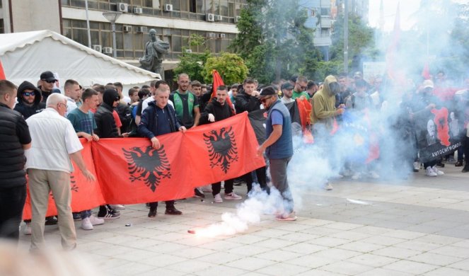 PROTEST ALBANACA U JUŽNOJ MITROVICI! Pored "UČK", uzvikuju i "Za Kosovo ću život dati"!