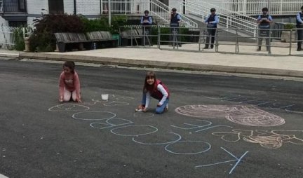 (VIDEO) Devojčice iz Zubinog Potoka se igraju pred bodljikavom žicom, napisale i poruke okupatorima!