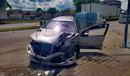 Nesreća na ulazu u Kragujevac! Vozač izgubio kontrolu, sleteo s puta!