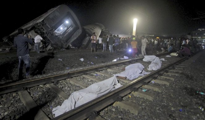 JEZIV BILANS ŽELEZNIČKE NESREĆE U INDIJI! U sudaru vozova poginulo najmanje 288 lju, povređeno 900 (FOTO/VIDEO)
