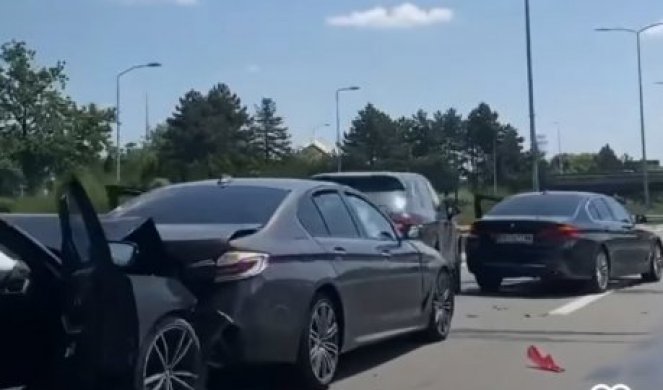 KARAMBOL NA AUTO-PUTU KOD KULE GENEKS: Lančani sudar šest automobila (FOTO I VIDEO)